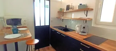 Cuisine ou kitchenette dans l'établissement Le Joli Vert - T2 - Cosy - Wifi - TV - Lave-linge
