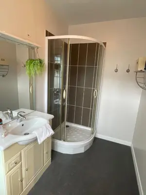 Salle de bains dans l'établissement Le Logis Saumur