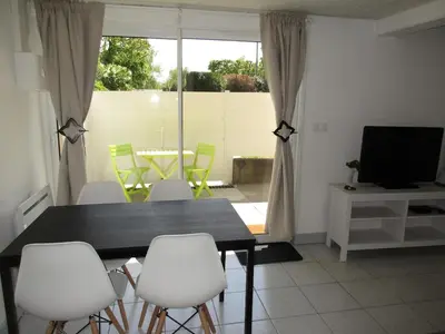 Télévision ou salle de divertissement dans l'établissement Charmant logement lumineux - Terrasse privee - Wifi