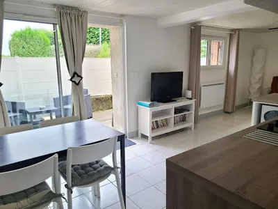 Télévision ou salle de divertissement dans l'établissement Charmant logement lumineux - Terrasse privee - Wifi