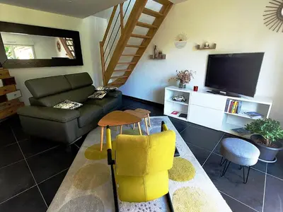 Télévision ou salle de divertissement dans l'établissement Charmante maison au calme avec jardin