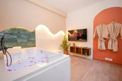 Télévision ou salle de divertissement dans l'établissement Suite romantique avec Spa