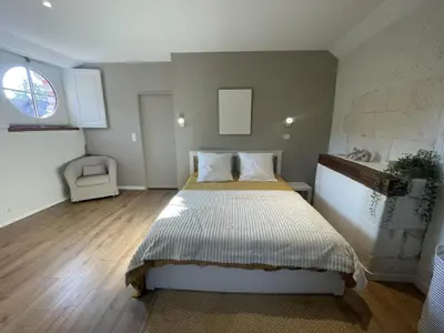 Un ou plusieurs lits dans un hébergement de l'établissement Gîte de charme, jardin privé, proche Tours, animaux admis - FR-1-381-637