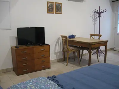 Télévision ou salle de divertissement dans l'établissement Studio indépendant pour 1 - 2 personnes