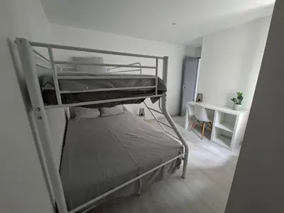 Un ou plusieurs lits dans un hébergement de l'établissement Quiet apartment Chamaillard 2