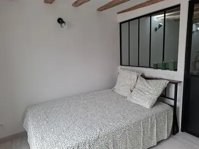 Un ou plusieurs lits dans un hébergement de l'établissement Quiet apartment Chamaillard 2