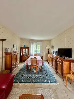 Télévision ou salle de divertissement dans l'établissement Cozy vacation home in Langeais