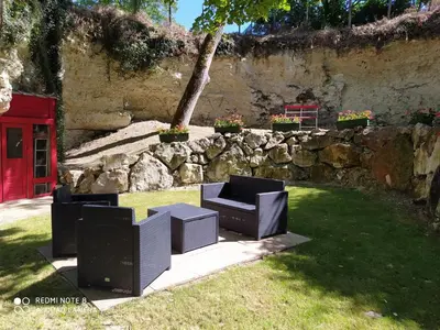 Jardin de l'établissement La Grotte Rouge, gîte troglodyte 6 personnes