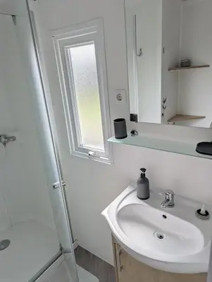 Salle de bains dans l'établissement Bungalow accueillant à Veuzain-sur-Loire avec piscine