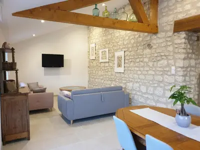 Télévision ou salle de divertissement dans l'établissement La Petite Loge des Vignes Private Jacuzzi