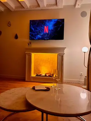 Télévision ou salle de divertissement dans l'établissement Les Eclats d'Amour