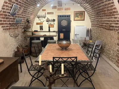 Cuisine ou kitchenette dans l'établissement Gîte troglodytique typique et cosy pour escapade paisible - FR-1-410-484