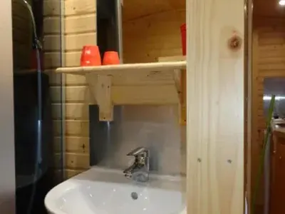 Salle de bains dans l'établissement Roulotte Insolite avec Bain Nordique Privé à La Flèche - FR-1-410-485