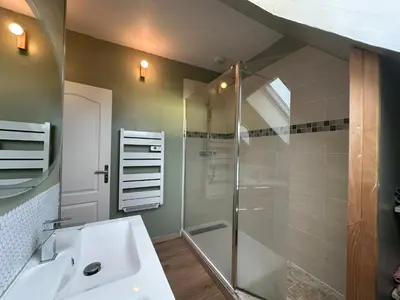 Salle de bains dans l'établissement Le Paddock - 24 Heures du Mans