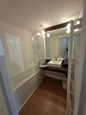 Un ou plusieurs lits dans un hébergement de l'établissement Cottage Le Vau 2, draps fournis, piscine