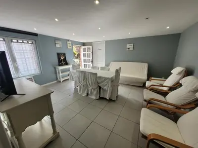 Coin salon dans l'établissement Gite chez Matos maison entière avec 3 chambres et grande cour pour animaux admis