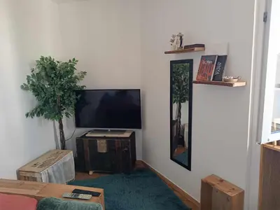 Télévision ou salle de divertissement dans l'établissement L'Escale Au coin de la rue