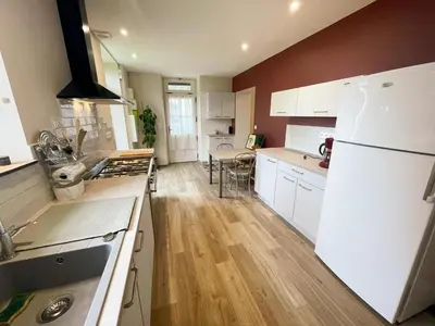 Cuisine ou kitchenette dans l'établissement Gîte à Manthelan : Confort et Charme, Jardin, Wi-Fi - FR-1-381-639