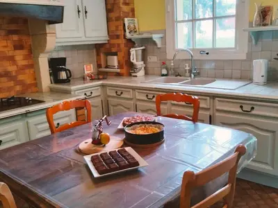 Cuisine ou kitchenette dans l'établissement Gîte calme et paisible en forêt, idéal pour famille et amis - FR-1-410-486