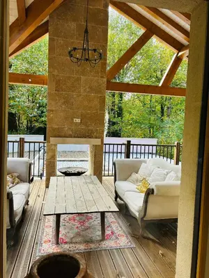 Coin salon dans l'établissement Villa Nature & Douets - aux portes du Mans - 5 chambres climatisées - piscine à débordement et terrain arboré d'1 hectare