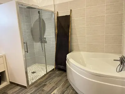 Salle de bains dans l'établissement Le Virage du Circuit - Mulsanne