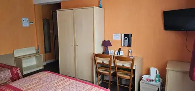 Un ou plusieurs lits dans un hébergement de l'établissement Logis Hôtel Saint-Hubert