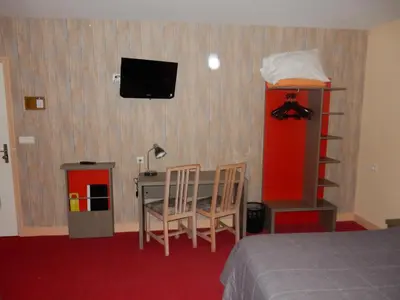 Télévision ou salle de divertissement dans l'établissement Logis Hôtel Saint-Hubert