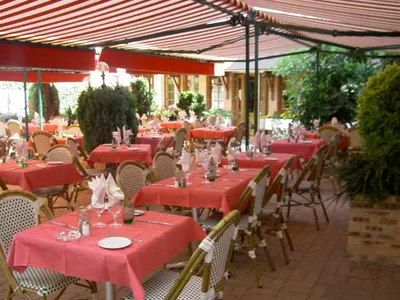 Restaurant ou autre lieu de restauration dans l'établissement Logis Hôtel Saint-Hubert