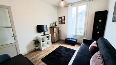 Télévision ou salle de divertissement dans l'établissement Cozy apartment, close to Gare du Mans