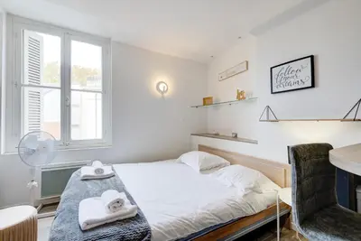 Un ou plusieurs lits dans un hébergement de l'établissement Studio - Plein Coeur du Centre Ville - Wifi