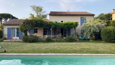 Piscine de l'établissement Jolie maison provençale ou située à proximité