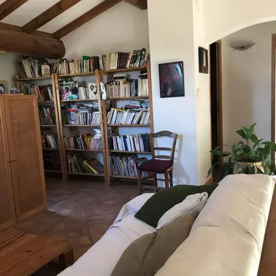 Bibliothèque dans la maison de vacances