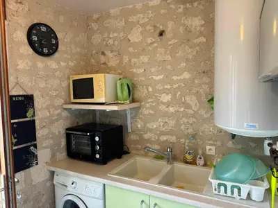 Cuisine ou kitchenette dans l'établissement Charmante demeure à 2 pas de la Vienne !