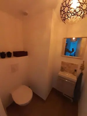 Salle de bains dans l'établissement Maison rénovée avec jardin 2 chambres 2 SDB proche centre 135M