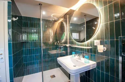 Salle de bains dans l'établissement Villa Portel Élégante jardin & piscine chauffée