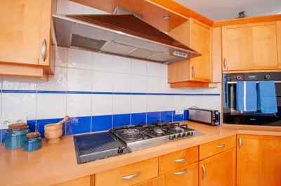 Cuisine ou kitchenette dans l'établissement Villa Portel Élégante jardin & piscine chauffée