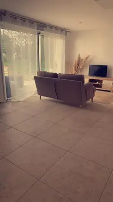 Télévision ou salle de divertissement dans l'établissement Grand studio cosy avec terrasse