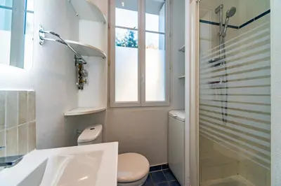 Salle de bains dans l'établissement L'Ernest -Jardin Privatif - Netflix