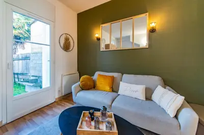 Coin salon dans l'établissement L'Ernest -Jardin Privatif - Netflix