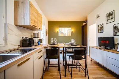 Cuisine ou kitchenette dans l'établissement L'Ernest -Jardin Privatif - Netflix