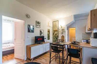 Cuisine ou kitchenette dans l'établissement L'Ernest -Jardin Privatif - Netflix