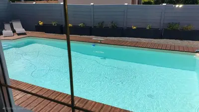 Piscine de l'établissement Villa pour 24h auto le mans ou située à proximité