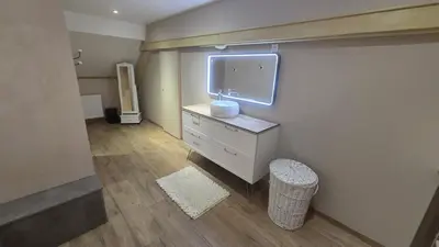 Télévision ou salle de divertissement dans l'établissement Villa pour 24h auto le mans