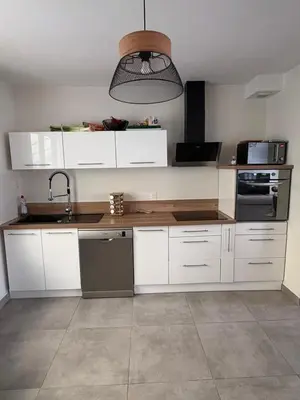 Cuisine ou kitchenette dans l'établissement Maison 2 chambres proche circuit 24h et toutes commodités