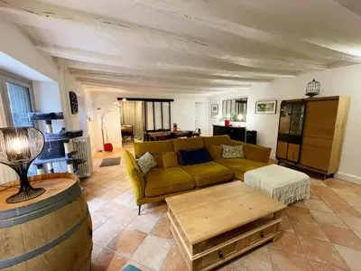Coin salon dans l'établissement Gîte de charme avec jardin clos et animaux acceptés - FR-1-381-640