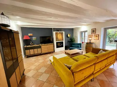 Coin salon dans l'établissement Gîte de charme avec jardin clos et animaux acceptés - FR-1-381-640