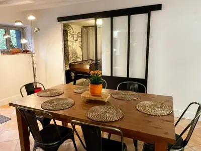Coin salon dans l'établissement Gîte de charme avec jardin clos et animaux acceptés - FR-1-381-640