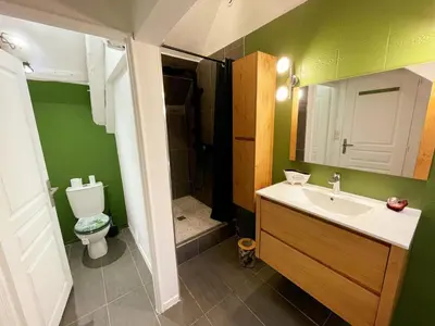 Salle de bains dans l'établissement Gîte de charme avec jardin clos et animaux acceptés - FR-1-381-640