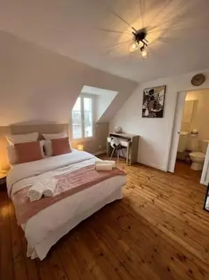 Un ou plusieurs lits dans un hébergement de l'établissement Gîte de 7 chambres à 10 min des 24H du Mans