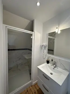 Salle de bains dans l'établissement Gîte de 7 chambres à 10 min des 24H du Mans
